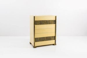 FRIGERIO - DESIO - Cassettone in legno laccato con particolari in ottone. Anni '70 cm 110x85x50