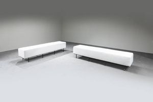 PRODUZIONE ITALIANA - Coppia di grandi panche con imbottitura rivestita in tessuto e sostegni in metallo verniciato.  Anni '80 cm 45 [..]