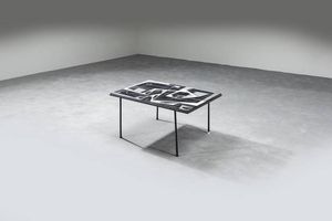 VICTOR CERRATO Cunico d'Asti (AT) 1917 - 2008 Torino - Tavolino con struttura in metallo verniciato  piastrelle in terracotta decorate.  Anni '70 cm 40x76x51  Rottura  [..]