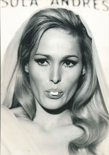 Terry O'Neill : lotto formato da quattro scatti fotografici Senza titolo (Ursula Andress)  - Asta Fotografia - Associazione Nazionale - Case d'Asta italiane