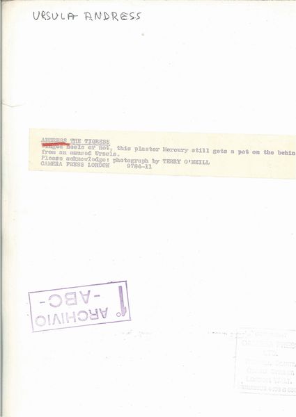 Terry O'Neill : lotto formato da quattro scatti fotografici Senza titolo (Ursula Andress)  - Asta Fotografia - Associazione Nazionale - Case d'Asta italiane