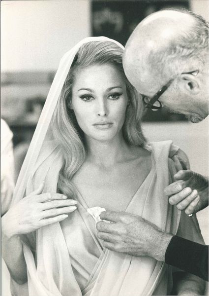 Terry O'Neill : lotto formato da quattro scatti fotografici Senza titolo (Ursula Andress)  - Asta Fotografia - Associazione Nazionale - Case d'Asta italiane