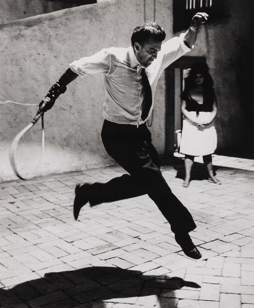 TAZIO SECCHIAROLI : Senza titolo (Federico Fellini sul set di 8)  - Asta Fotografia - Associazione Nazionale - Case d'Asta italiane