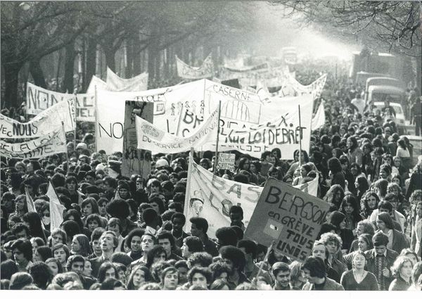 Mario Dondero : Senza titolo (Parigi, Manifestazione studentesca)  - Asta Fotografia - Associazione Nazionale - Case d'Asta italiane