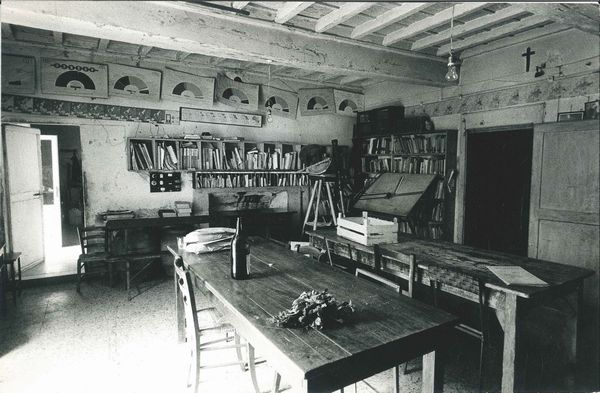 Mario Dondero : Senza titolo (Barbiana: L�interno della scuola di Don Milani)  - Asta Fotografia - Associazione Nazionale - Case d'Asta italiane