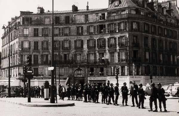 Mario Dondero : Senza titolo (Cordoni di C.R.S. in servizio nei quartieri operai di Parigi)  - Asta Fotografia - Associazione Nazionale - Case d'Asta italiane