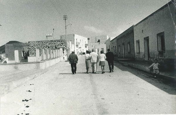 Mario Dondero : Senza titolo (Membri della mafia a Linosa)  - Asta Fotografia - Associazione Nazionale - Case d'Asta italiane