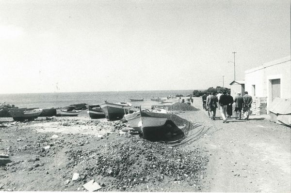 Mario Dondero : Senza titolo (Membri della mafia a Linosa)  - Asta Fotografia - Associazione Nazionale - Case d'Asta italiane