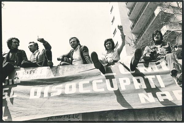 Tano D’Amico : Senza titolo (Disoccupati al collocamento a Napoli)  - Asta Fotografia - Associazione Nazionale - Case d'Asta italiane