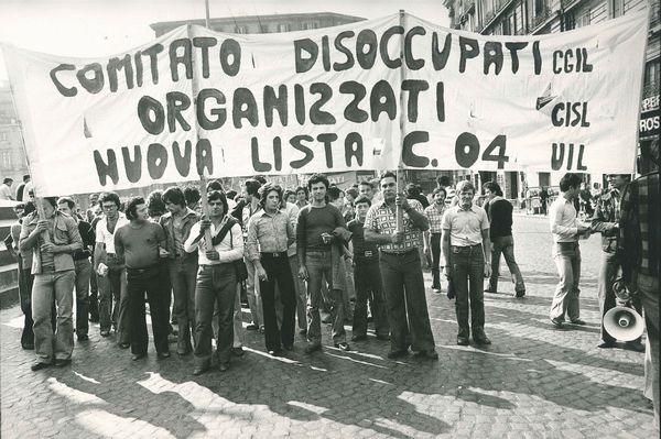 Tano D’Amico : Senza titolo (Striscioni Comitato Disoccupati CGIL)  - Asta Fotografia - Associazione Nazionale - Case d'Asta italiane
