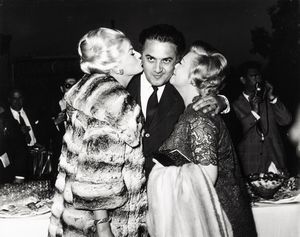 Alberto Durazzo - lotto formato da due scatti fotografici <BR> Senza titolo (Anita Ekberg, Federico Fellini, Giulietta Masina, Lello Bersani e Carlo Ponti)