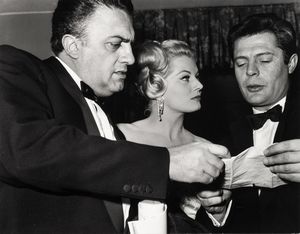 Alberto Durazzo : lotto formato da due scatti fotografici<BR> Senza titolo (Federico Fellini, Anita Ekberg, Marcello Mastroianni)  - Asta Fotografia - Associazione Nazionale - Case d'Asta italiane