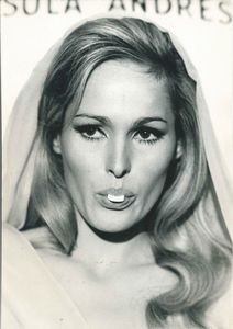 Terry O'Neill : lotto formato da quattro scatti fotografici Senza titolo (Ursula Andress)  - Asta Fotografia - Associazione Nazionale - Case d'Asta italiane