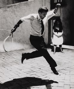 TAZIO SECCHIAROLI - Senza titolo (Federico Fellini sul set di 8)