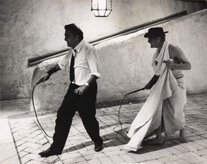 TAZIO SECCHIAROLI : Senza titolo (Federico Fellini e Marcello Mastroianni sul set di 8)  - Asta Fotografia - Associazione Nazionale - Case d'Asta italiane