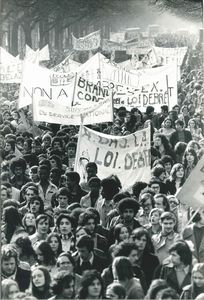 Mario Dondero - Senza titolo (Parigi, Manifestazione studentesca)