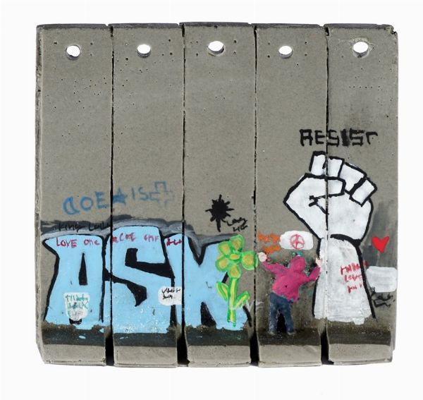 Banksy : The Walled Off Hotel. Resist... Five-part souvenir wall section.  - Asta Arte Moderna e Contemporanea | ASTA A TEMPO - PARTE II  - Associazione Nazionale - Case d'Asta italiane
