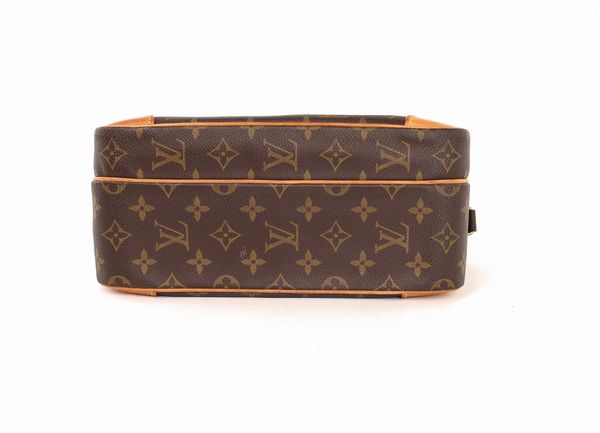 Louis Vuitton, Nil 28  - Asta Asta a Tempo - Luxury Fashion - Associazione Nazionale - Case d'Asta italiane