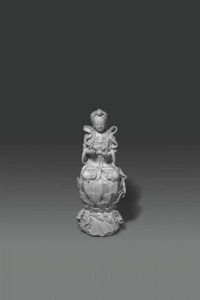 FIGURA DI GUANYIN : Figura di Guanyin seduto nella posizione del loto in porcellana blanc de chine marchiata sul retro  Cina  dinastia Qing  XIX sec  H cm 37 5x14 5  - Asta Asta di Arte Orientale - Associazione Nazionale - Case d'Asta italiane