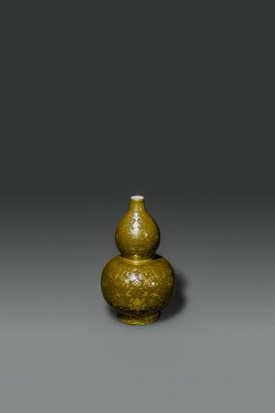 VASO : Vaso in porcellana a doppia zucca su sfondo marrone con decori in oro  Cina  Repubblica  XX sec H cm 19 Diam cm 11  - Asta Asta di Arte Orientale - Associazione Nazionale - Case d'Asta italiane