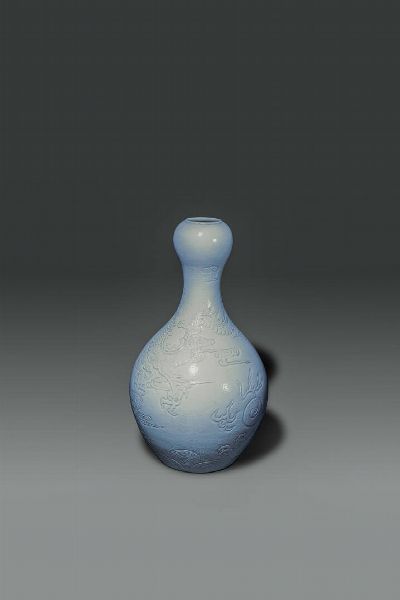 VASO : Vaso a forma di zucca blanc de chine decorato con draghi a rilievo  Cina  dinastia Qing  XIX Sec. H cm 41x23  - Asta Asta di Arte Orientale - Associazione Nazionale - Case d'Asta italiane