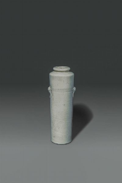 VASO : Vaso in porcellana craquel blanc de chine con mascheroni  Cina  dinastia Qing  epoca Kangxi (1662-1722) H cm 41  Diam cm 15  - Asta Asta di Arte Orientale - Associazione Nazionale - Case d'Asta italiane