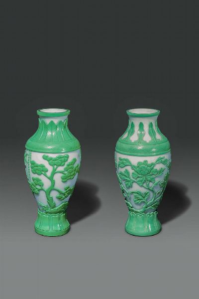 COPPIA DI VASI : Coppia di vasi in vetro Pechino con decoro naturalistico su sfondo verde e bianco  Cina  Repubblica  XX sec H cm 31 5 Diam cm 15  - Asta Asta di Arte Orientale - Associazione Nazionale - Case d'Asta italiane