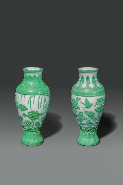 COPPIA DI VASI : Coppia di vasi in vetro Pechino con decoro naturalistico su sfondo verde e bianco  Cina  Repubblica  XX sec H cm 31 5 Diam cm 15  - Asta Asta di Arte Orientale - Associazione Nazionale - Case d'Asta italiane