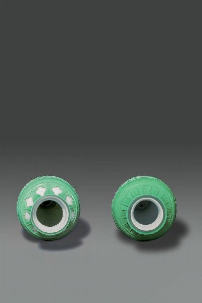 COPPIA DI VASI : Coppia di vasi in vetro Pechino con decoro naturalistico su sfondo verde e bianco  Cina  Repubblica  XX sec H cm 31 5 Diam cm 15  - Asta Asta di Arte Orientale - Associazione Nazionale - Case d'Asta italiane