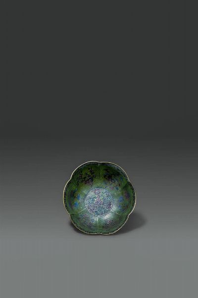 CIOTOLA : Ciotola in vetro con anima in rame con decori floreali  Cina  dinastia Qing  XIX secolo. H cm 7 5x16 5  - Asta Asta di Arte Orientale - Associazione Nazionale - Case d'Asta italiane