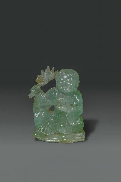 SCULTURA : Scultura di ragazzo seduto in giada  Cina  dinastia Qing  XIX sec H cm 11x8  - Asta Asta di Arte Orientale - Associazione Nazionale - Case d'Asta italiane