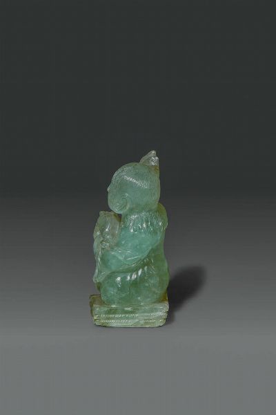 SCULTURA : Scultura di ragazzo seduto in giada  Cina  dinastia Qing  XIX sec H cm 11x8  - Asta Asta di Arte Orientale - Associazione Nazionale - Case d'Asta italiane