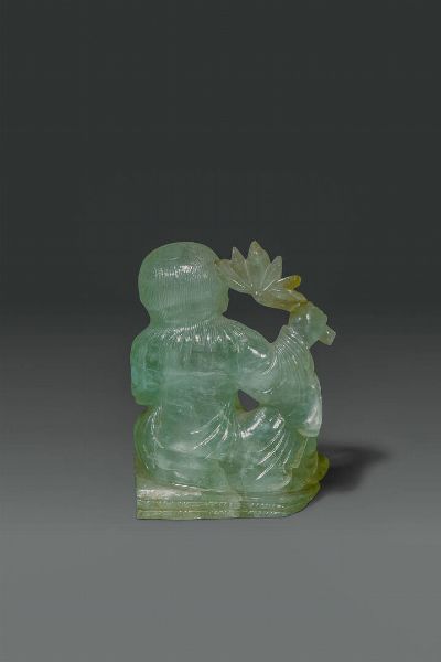 SCULTURA : Scultura di ragazzo seduto in giada  Cina  dinastia Qing  XIX sec H cm 11x8  - Asta Asta di Arte Orientale - Associazione Nazionale - Case d'Asta italiane