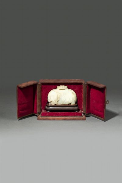ELEFANTE : Intaglio in giada bianca con russet raffigurante elefante  sulla schiena una coperta drappeggiata  CIna  dinastia Ming  XVII sec H cm 6x9  - Asta Asta di Arte Orientale - Associazione Nazionale - Case d'Asta italiane