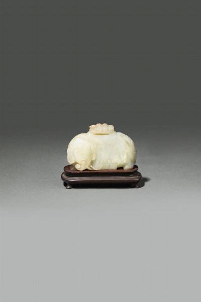 ELEFANTE : Intaglio in giada bianca con russet raffigurante elefante  sulla schiena una coperta drappeggiata  CIna  dinastia Ming  XVII sec H cm 6x9  - Asta Asta di Arte Orientale - Associazione Nazionale - Case d'Asta italiane