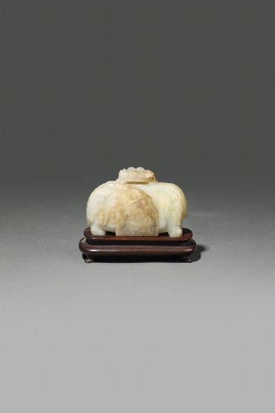 ELEFANTE : Intaglio in giada bianca con russet raffigurante elefante  sulla schiena una coperta drappeggiata  CIna  dinastia Ming  XVII sec H cm 6x9  - Asta Asta di Arte Orientale - Associazione Nazionale - Case d'Asta italiane