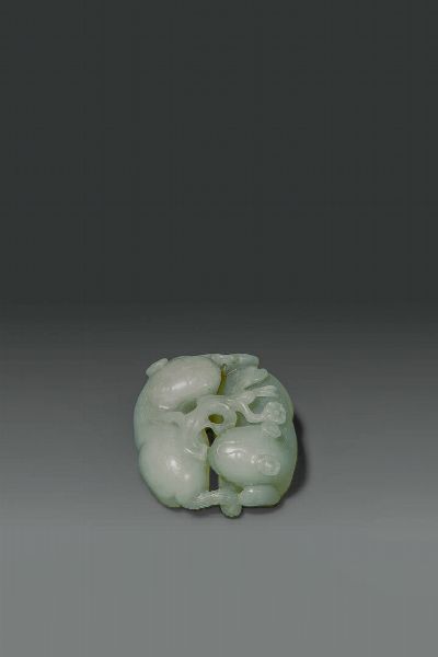 SCULTURA : Gruppo scolpito in giada celadon rappresentante felini accovacciati  Cina  dinastia Qing  XIX sec cm 5x4  - Asta Asta di Arte Orientale - Associazione Nazionale - Case d'Asta italiane