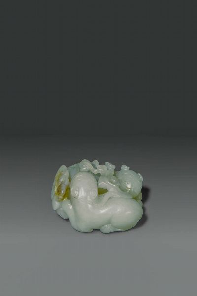 SCULTURA : Gruppo scolpito in giada celadon rappresentante felini accovacciati  Cina  dinastia Qing  XIX sec cm 5x4  - Asta Asta di Arte Orientale - Associazione Nazionale - Case d'Asta italiane