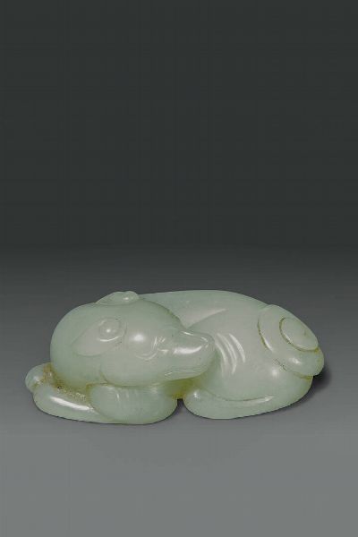 FIGURA DI CANE : Figura di cane scolpito in giada celadon  Cina  dinastia Qing  XIX secolo cm 6x3  - Asta Asta di Arte Orientale - Associazione Nazionale - Case d'Asta italiane
