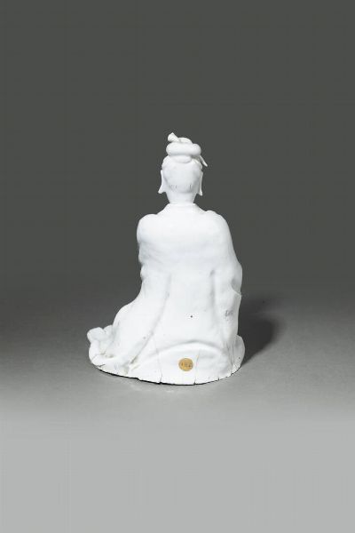 GUANYIN : Figura di Guanyin seduta in porcellana Dehua blanc de chine  Cina  dinastia Qing  XVIII sec H cm 27 5x19  - Asta Asta di Arte Orientale - Associazione Nazionale - Case d'Asta italiane