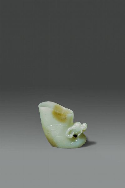 RITHON : Rithon in giada celadon con russet  Cina  dinastia Qing  XVIII sec H cm 8.3x9.5  - Asta Asta di Arte Orientale - Associazione Nazionale - Case d'Asta italiane