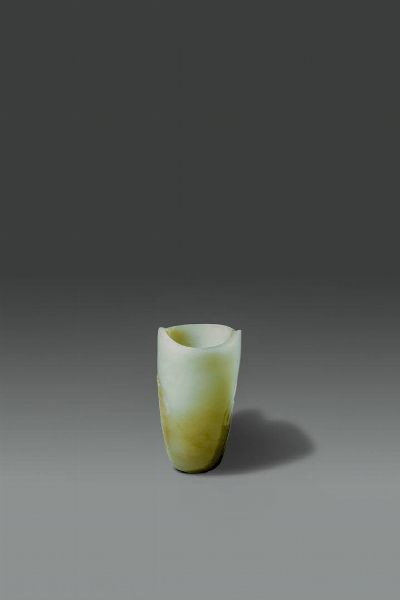 RITHON : Rithon in giada celadon con russet  Cina  dinastia Qing  XVIII sec H cm 8.3x9.5  - Asta Asta di Arte Orientale - Associazione Nazionale - Case d'Asta italiane