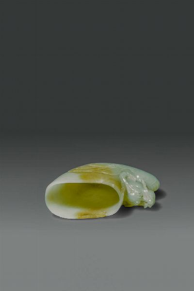 RITHON : Rithon in giada celadon con russet  Cina  dinastia Qing  XVIII sec H cm 8.3x9.5  - Asta Asta di Arte Orientale - Associazione Nazionale - Case d'Asta italiane