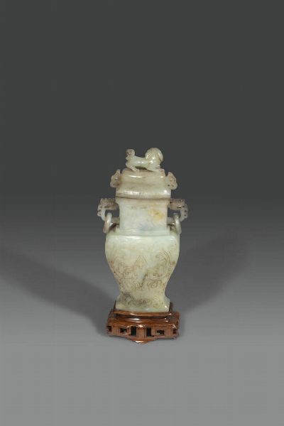 VASO : Vaso con coperchio sormontato da cane di Pho in giada celadon con russet  Cina  dinastia Qing  XIX sec H cm 19 5x10 5  - Asta Asta di Arte Orientale - Associazione Nazionale - Case d'Asta italiane