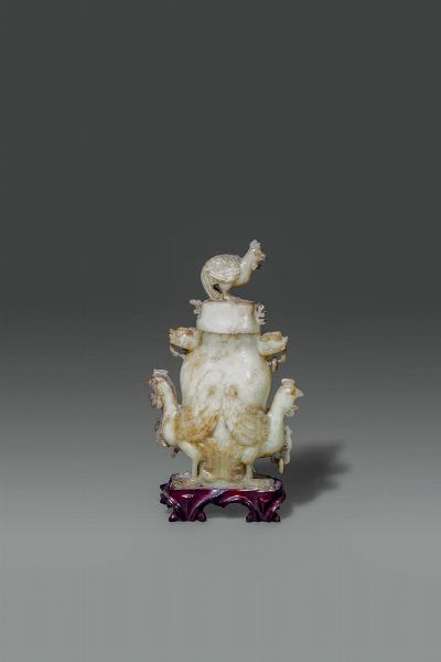 VASO : Vaso in giada bianca con russet  intagliato con uccelli e manici a forma di drago  Cina  dinastia Qing  XIX sec H cm 21  - Asta Asta di Arte Orientale - Associazione Nazionale - Case d'Asta italiane