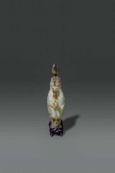 VASO : Vaso in giada bianca con russet  intagliato con uccelli e manici a forma di drago  Cina  dinastia Qing  XIX sec H cm 21  - Asta Asta di Arte Orientale - Associazione Nazionale - Case d'Asta italiane