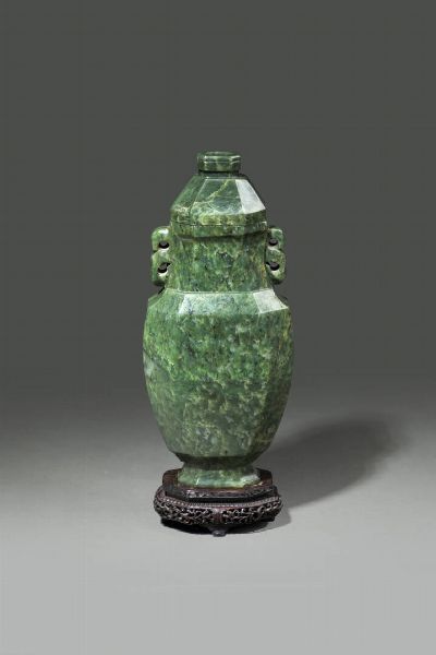VASO : Vaso con coperchio a doppia ansa scolpito in giada spinacio  Cina  dinastia Qing  epoca Jiaqing (1769-1820) H cm 31x14  - Asta Asta di Arte Orientale - Associazione Nazionale - Case d'Asta italiane