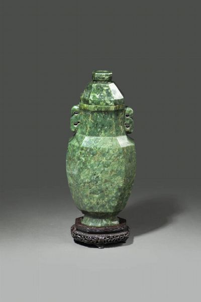 VASO : Vaso con coperchio a doppia ansa scolpito in giada spinacio  Cina  dinastia Qing  epoca Jiaqing (1769-1820) H cm 31x14  - Asta Asta di Arte Orientale - Associazione Nazionale - Case d'Asta italiane