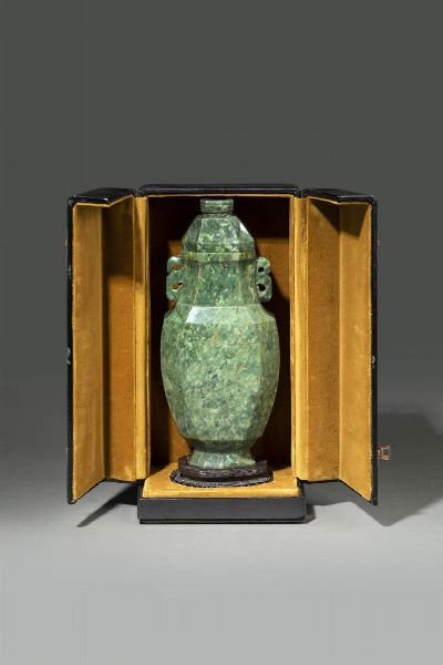 VASO : Vaso con coperchio a doppia ansa scolpito in giada spinacio  Cina  dinastia Qing  epoca Jiaqing (1769-1820) H cm 31x14  - Asta Asta di Arte Orientale - Associazione Nazionale - Case d'Asta italiane