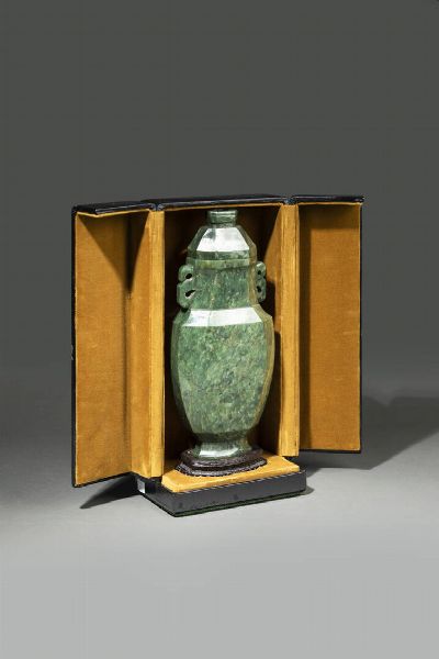VASO : Vaso con coperchio a doppia ansa scolpito in giada spinacio  Cina  dinastia Qing  epoca Jiaqing (1769-1820) H cm 31x14  - Asta Asta di Arte Orientale - Associazione Nazionale - Case d'Asta italiane